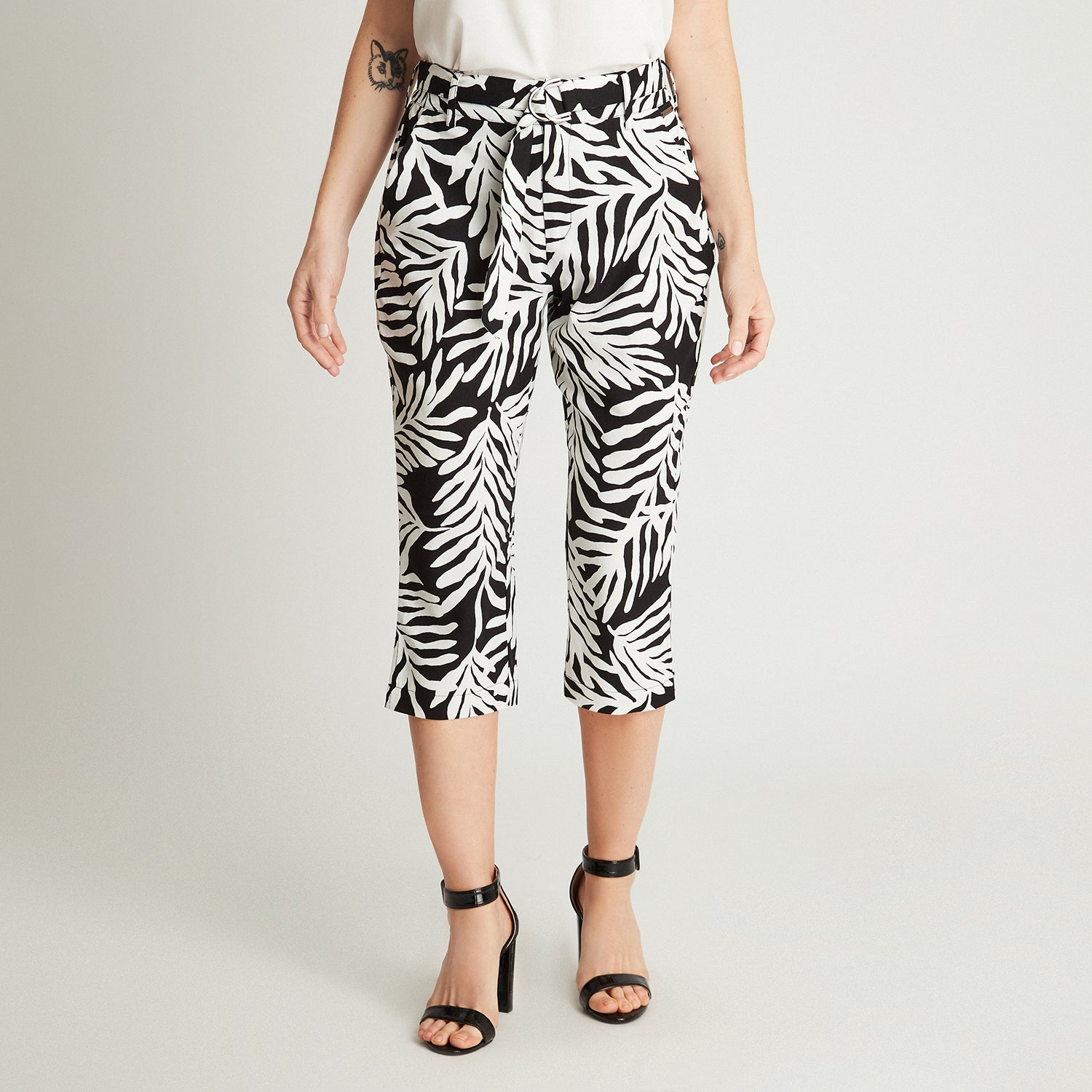 Capri Estampado Negro Con Lazo Y Bolsillos