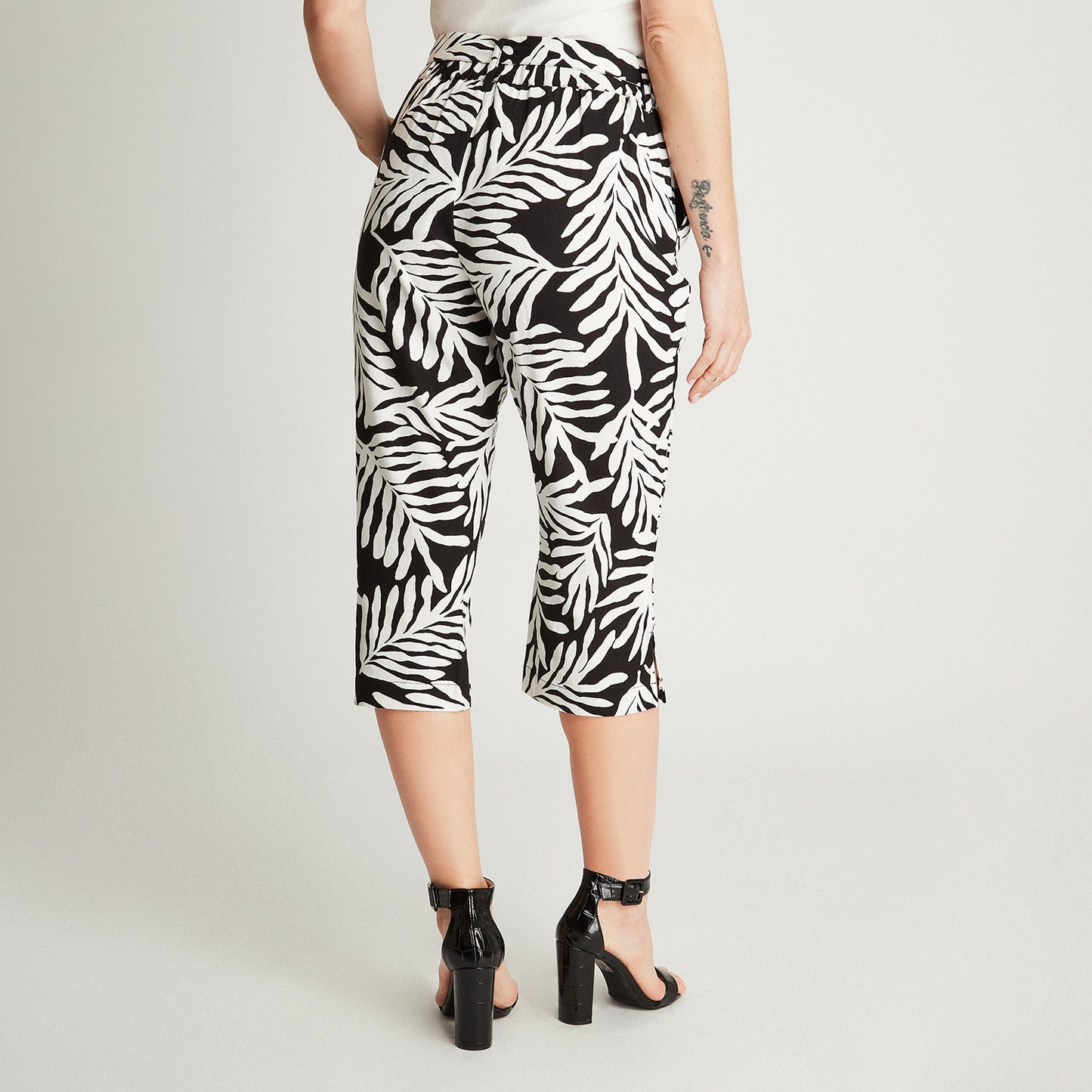 Capri Estampado Negro Con Lazo Y Bolsillos