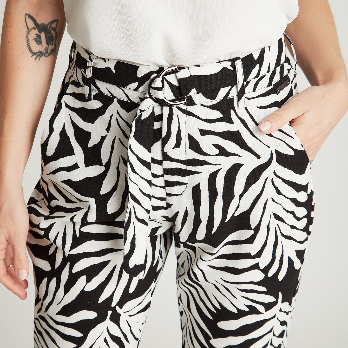 Capri Estampado Negro Con Lazo Y Bolsillos