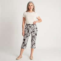 Capri Estampado Negro Con Lazo Y Bolsillos en modelo adulta