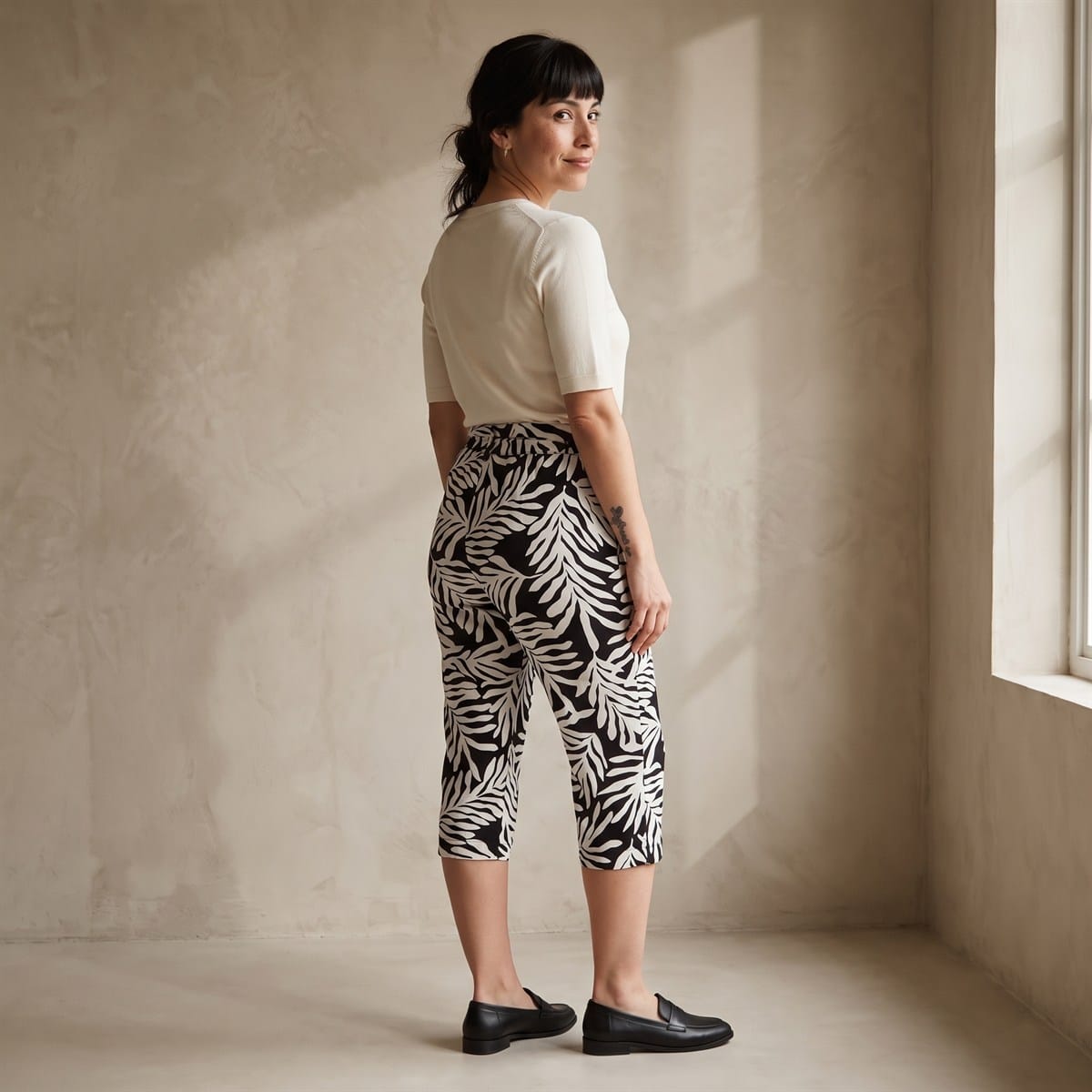 Capri Estampado Negro Con Lazo Y Bolsillos lifestyle