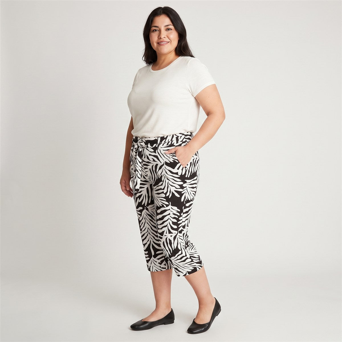 Capri Estampado Negro Con Lazo Y Bolsillos en modelo plus size