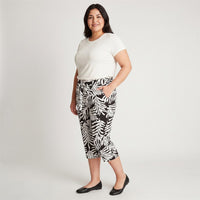 Capri Estampado Negro Con Lazo Y Bolsillos en modelo plus size