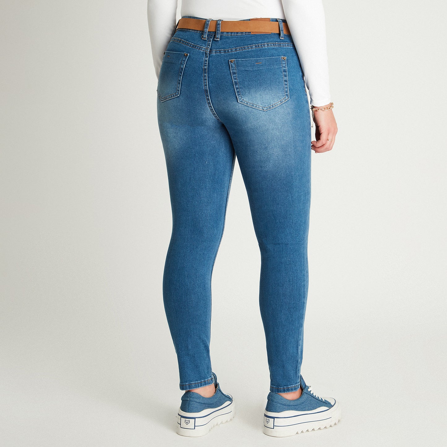 Skinny Jeans Azul Claro Con Cinturón