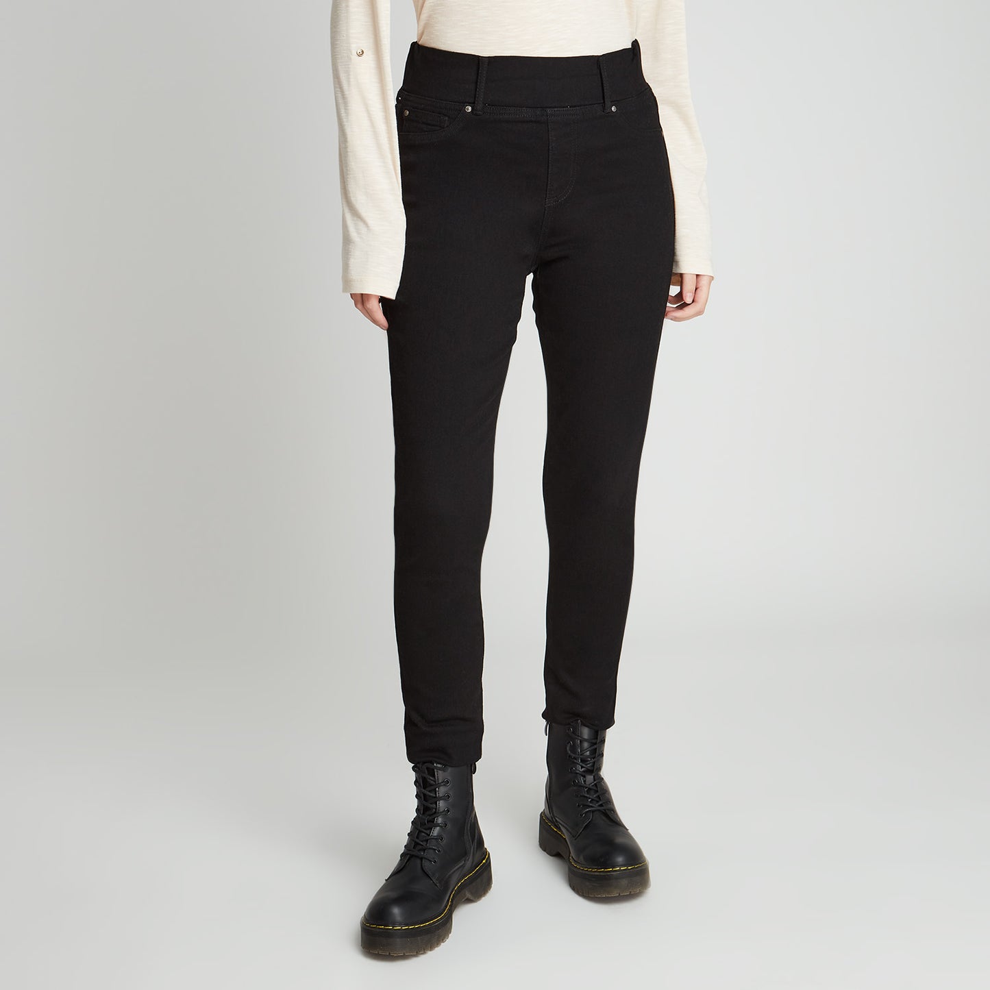 Jeans Calza Negro Con Pretina Alta