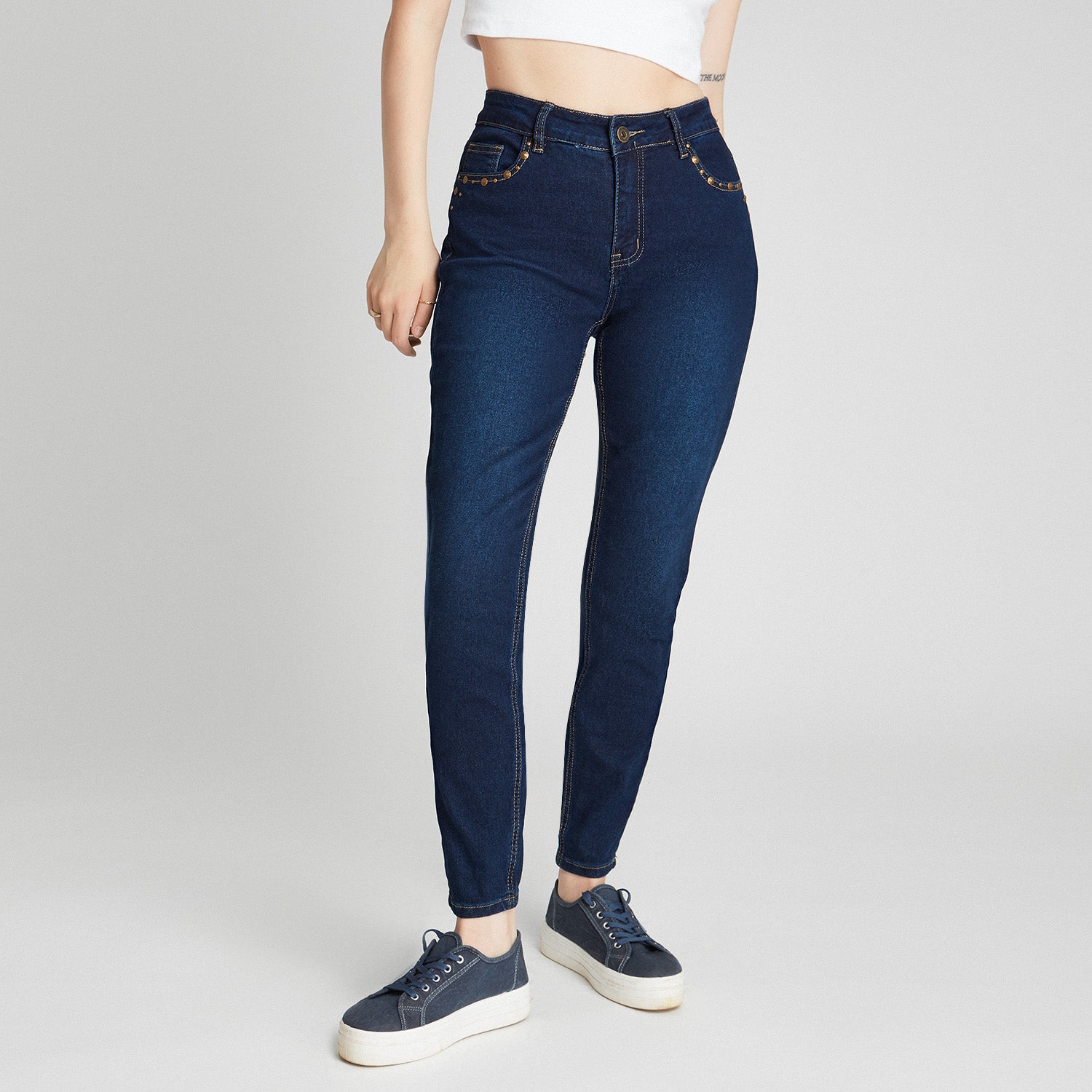 Jeans Pitillo Con Tachas  Y Dobladillo En Basta