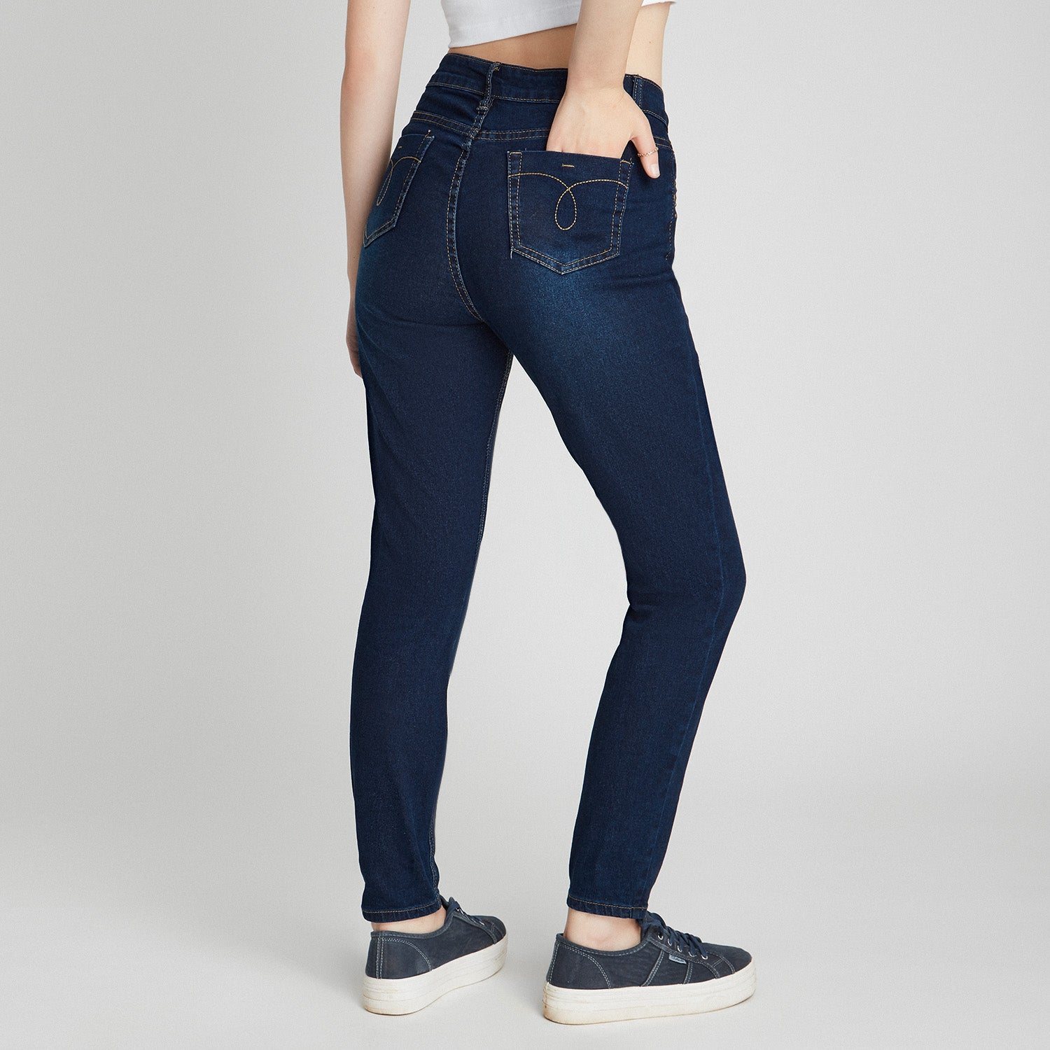 Jeans Pitillo Con Tachas  Y Dobladillo En Basta