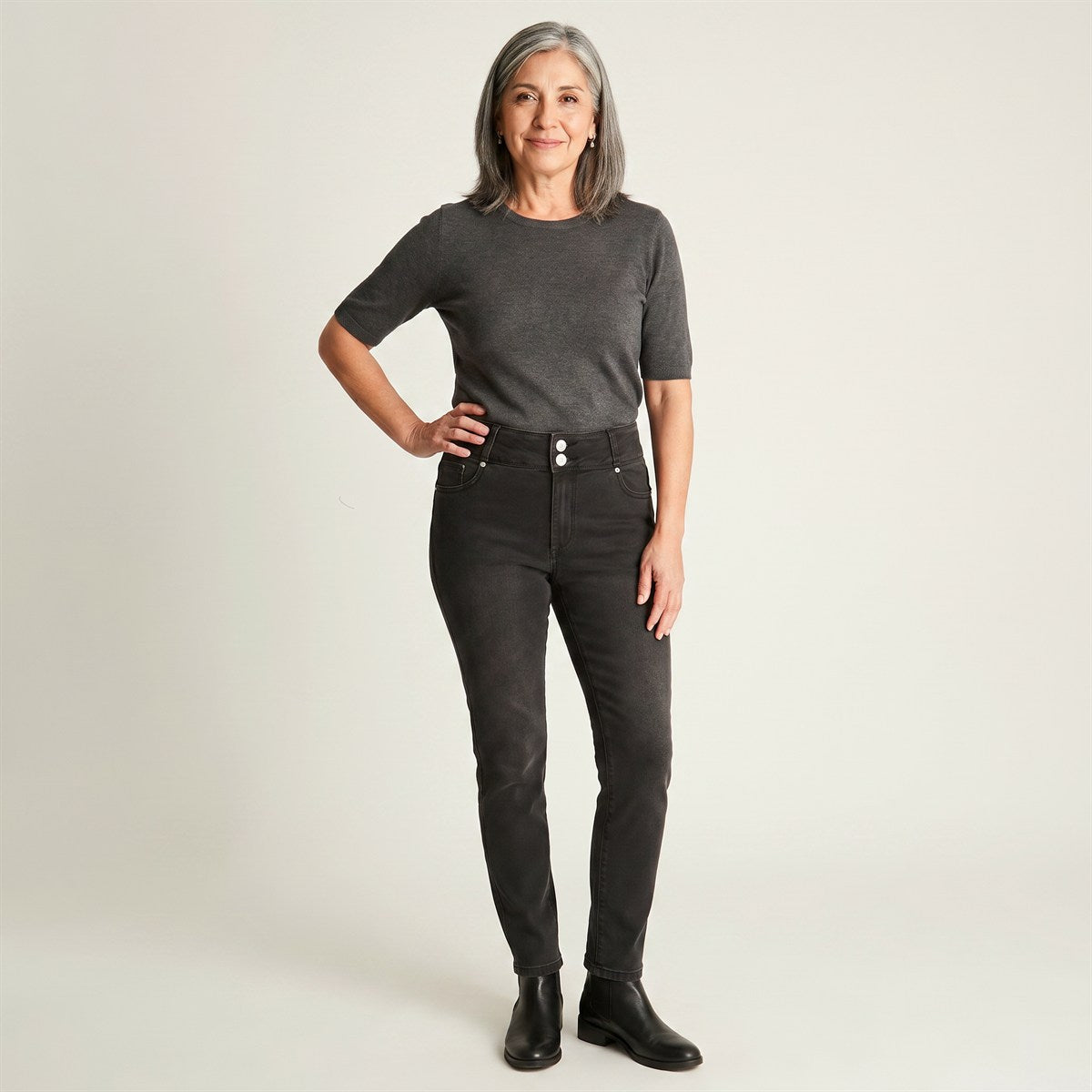 Jeans Gris Oscuro Slim en modelo adulta