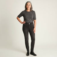 Jeans Gris Oscuro Slim en modelo adulta