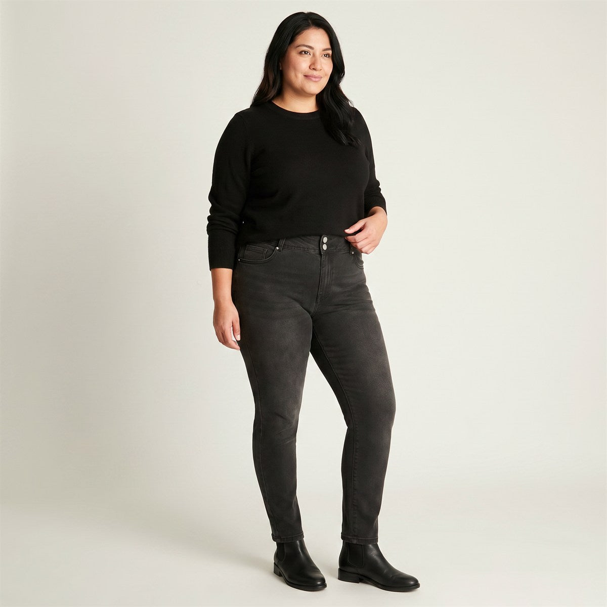 Jeans Gris Oscuro Slim en modelo plus size