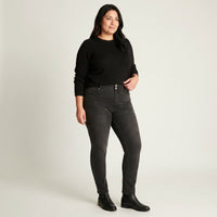 Jeans Gris Oscuro Slim en modelo plus size