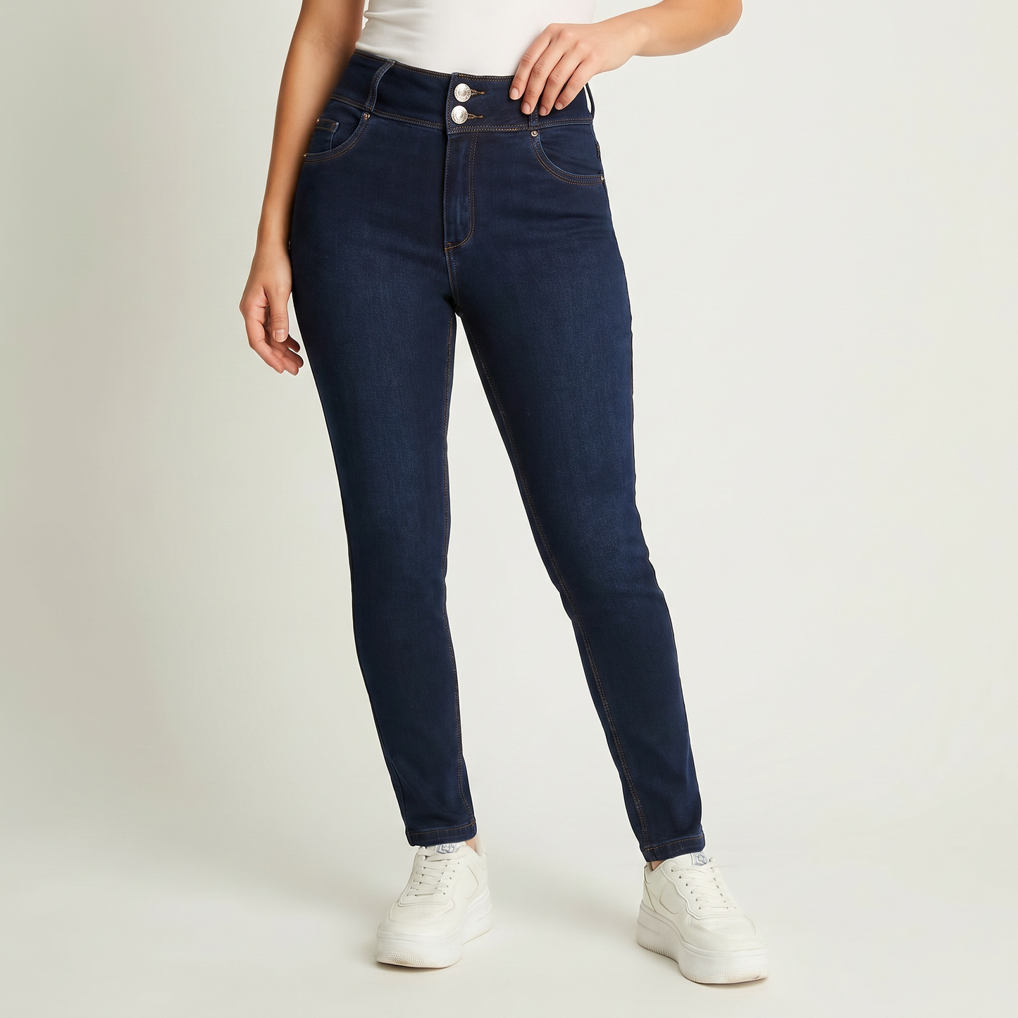 Jeans Slim Push Up Azul Marino en modelo adulta