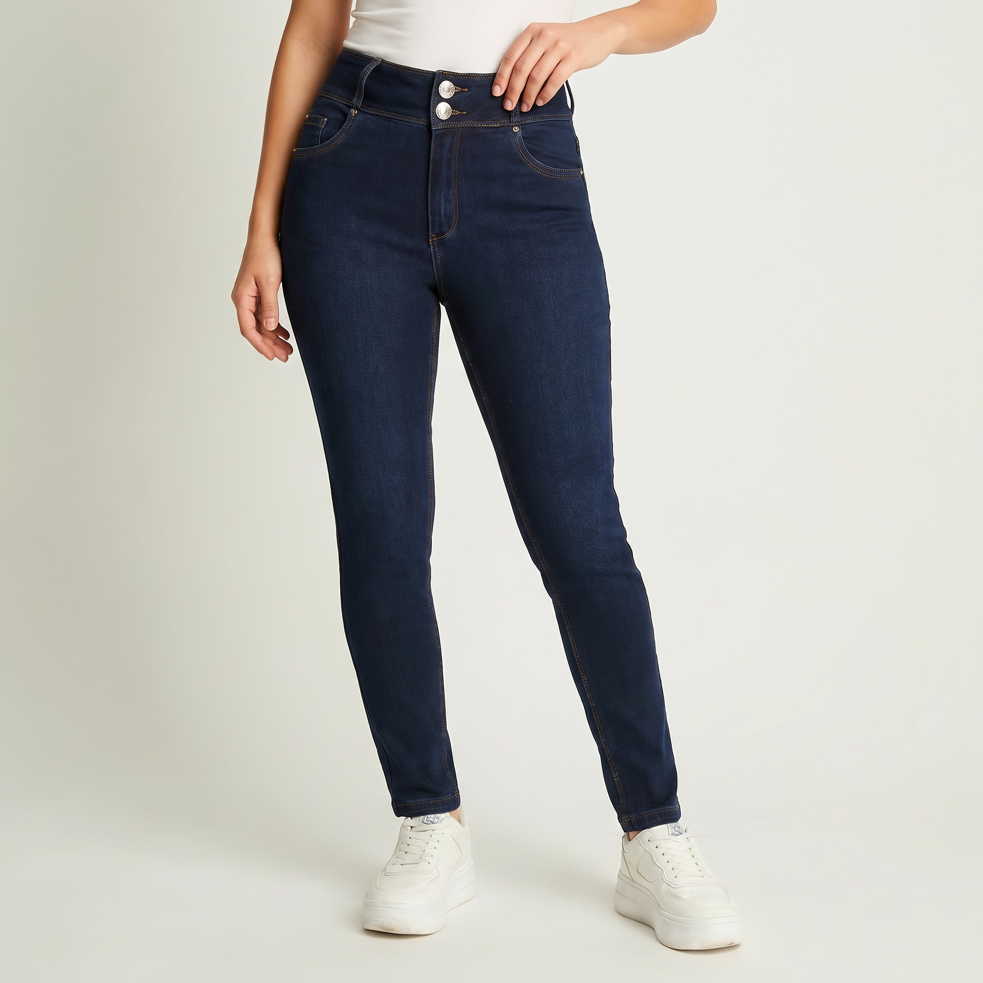 Jeans Slim Push Up Azul Marino en modelo adulta