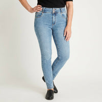 Jeans Celeste Slim en modelo adulta