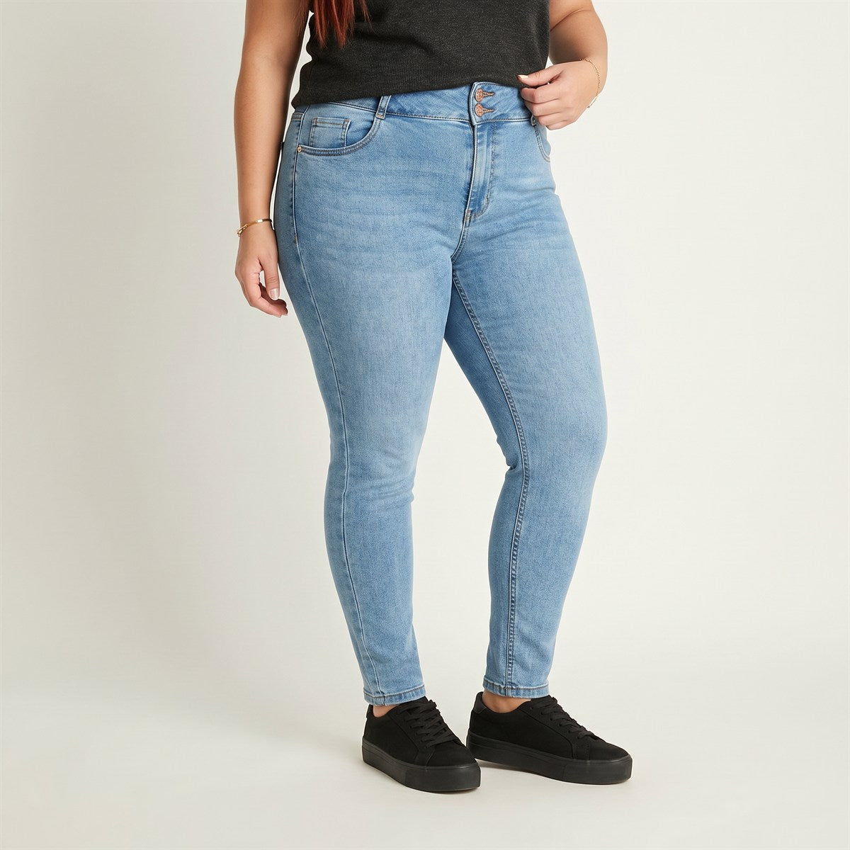 Jeans Celeste Slim en modelo plus size