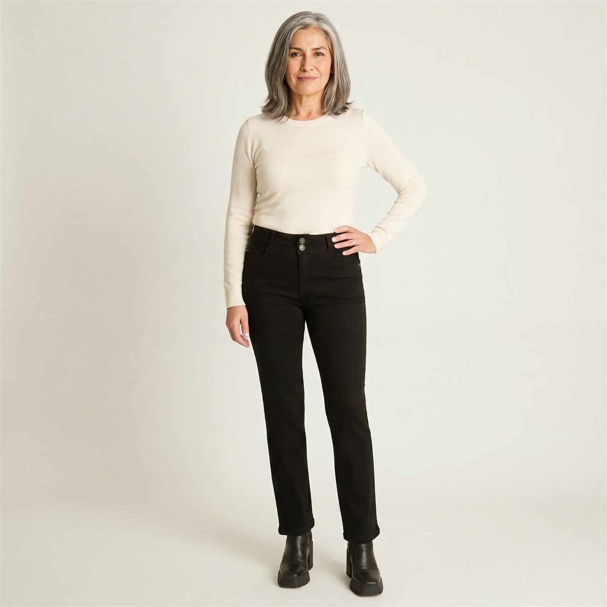 Jeans Recto Negro Push Up de Cinco Bolsillos en modelo adulta
