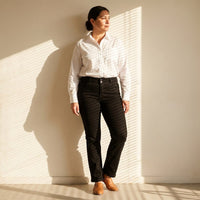 Jeans Recto Negro Push Up de Cinco Bolsillos lifestyle