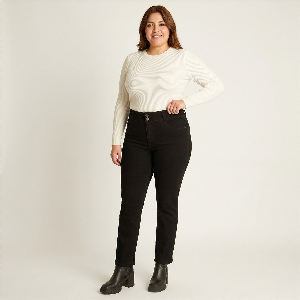 Jeans Recto Negro Push Up de Cinco Bolsillos en modelo plus size