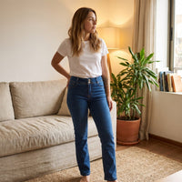 Jeans Recto Azul Medio Push Up de Cinco Bolsillos lifestyle