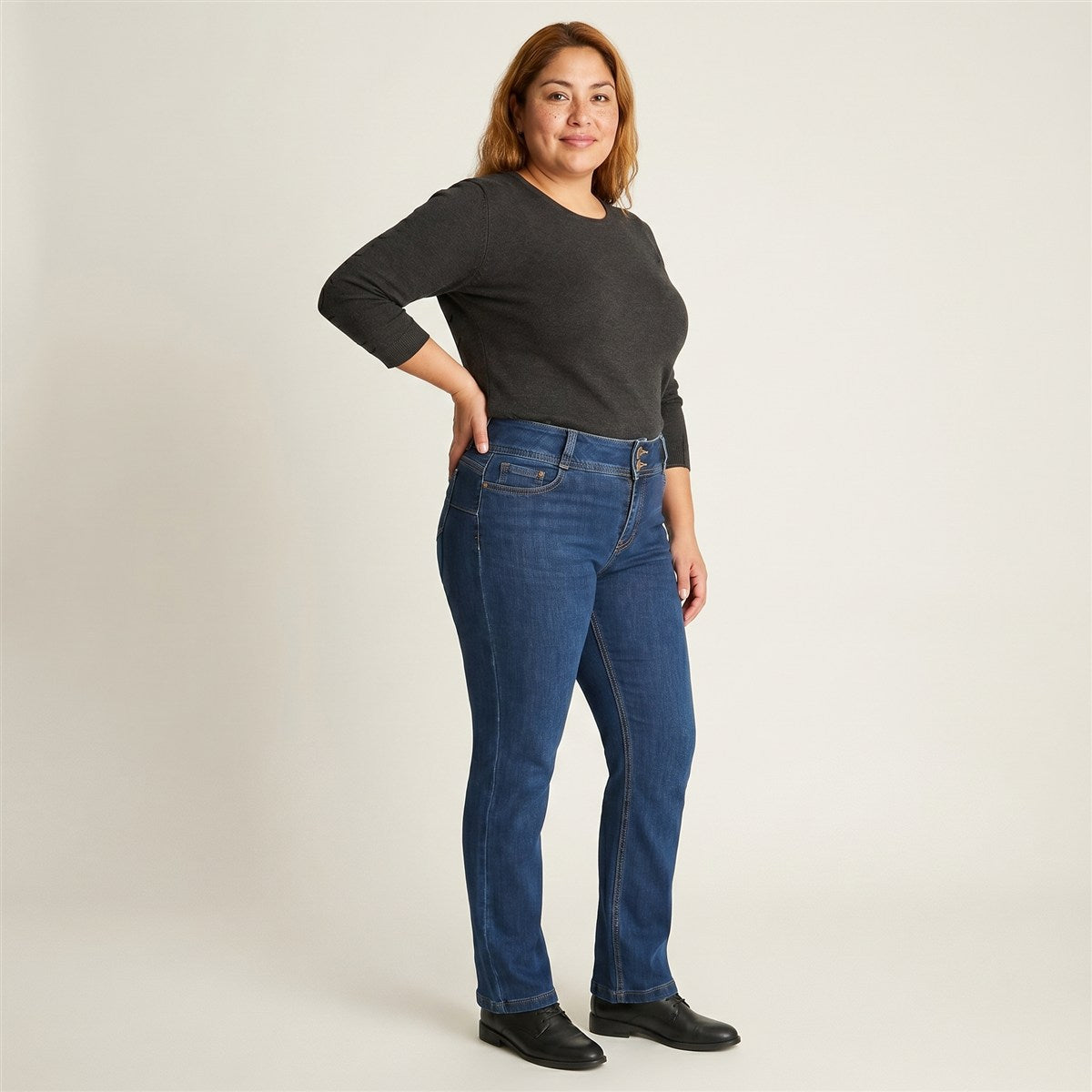 Jeans Recto Azul Medio Push Up de Cinco Bolsillos en modelo plus size