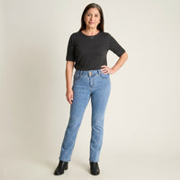 Jeans Recto Push Up Celeste en modelo adulta