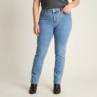 Jeans Recto Push Up Celeste en modelo plus size