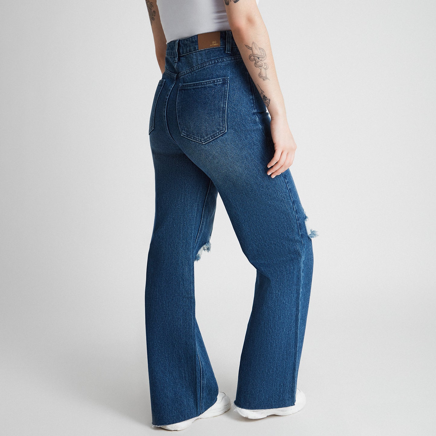 Jeans 5 bolsillos con destroyed en rodillas | Acuarela