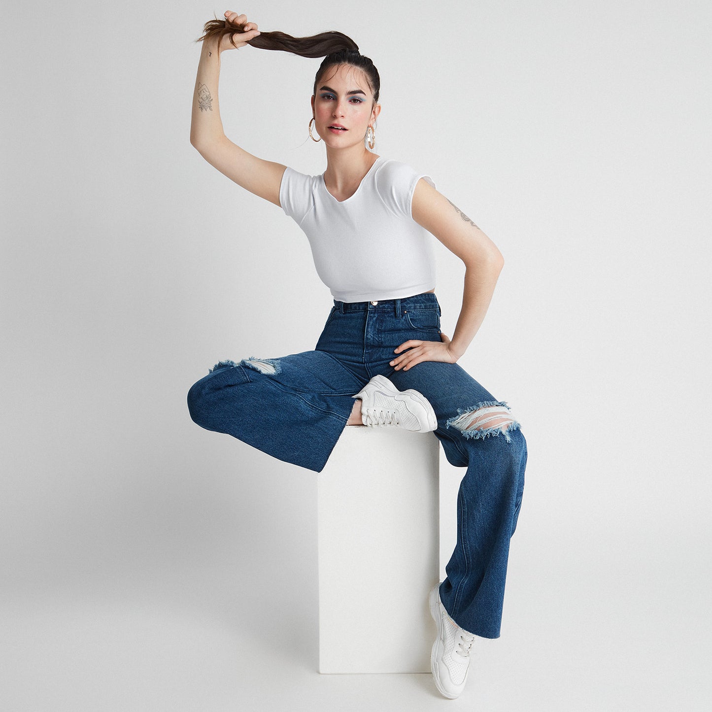 Jeans 5 bolsillos con destroyed en rodillas | Acuarela