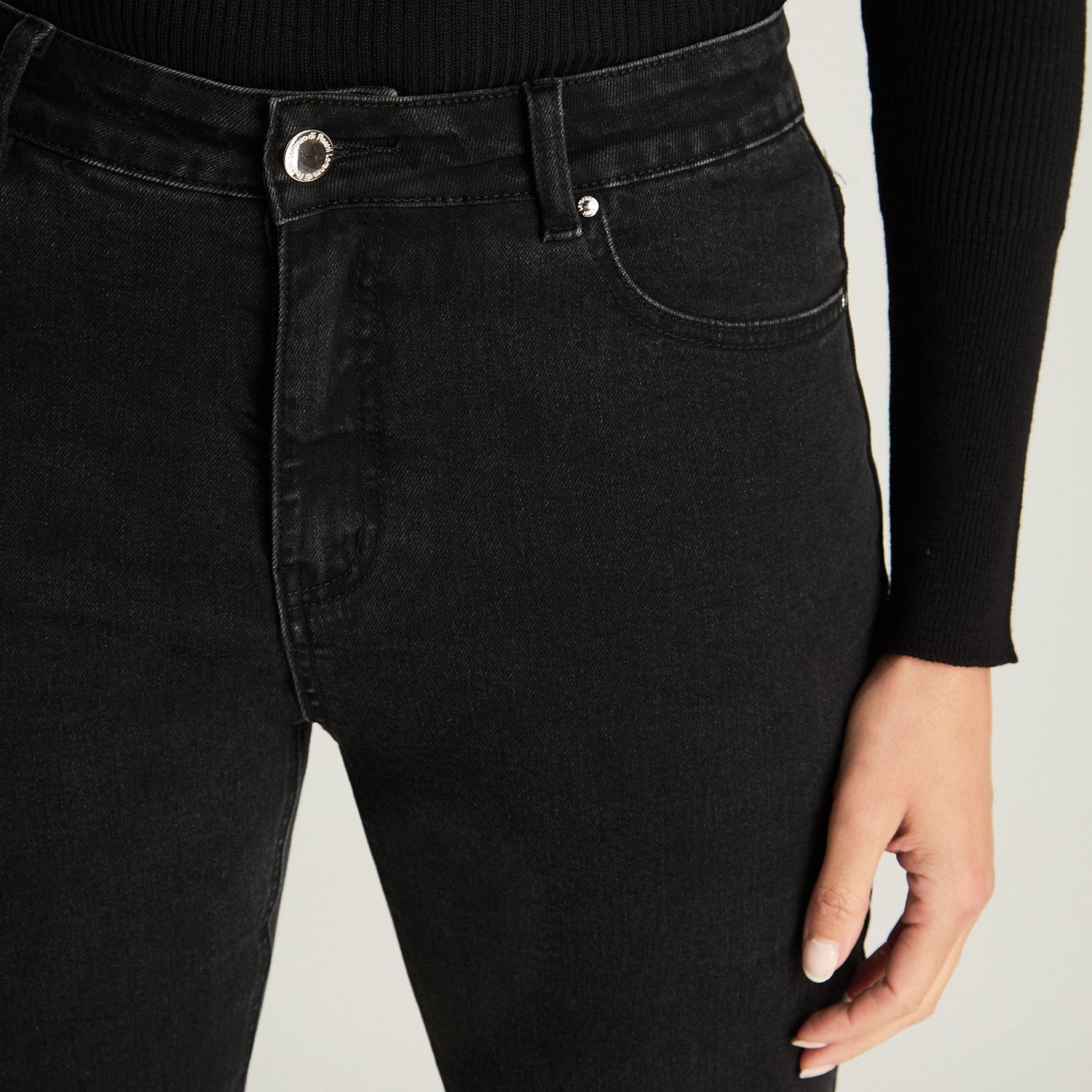 Jeans Flare Con Botón Negro Lorenzo Di Pontti