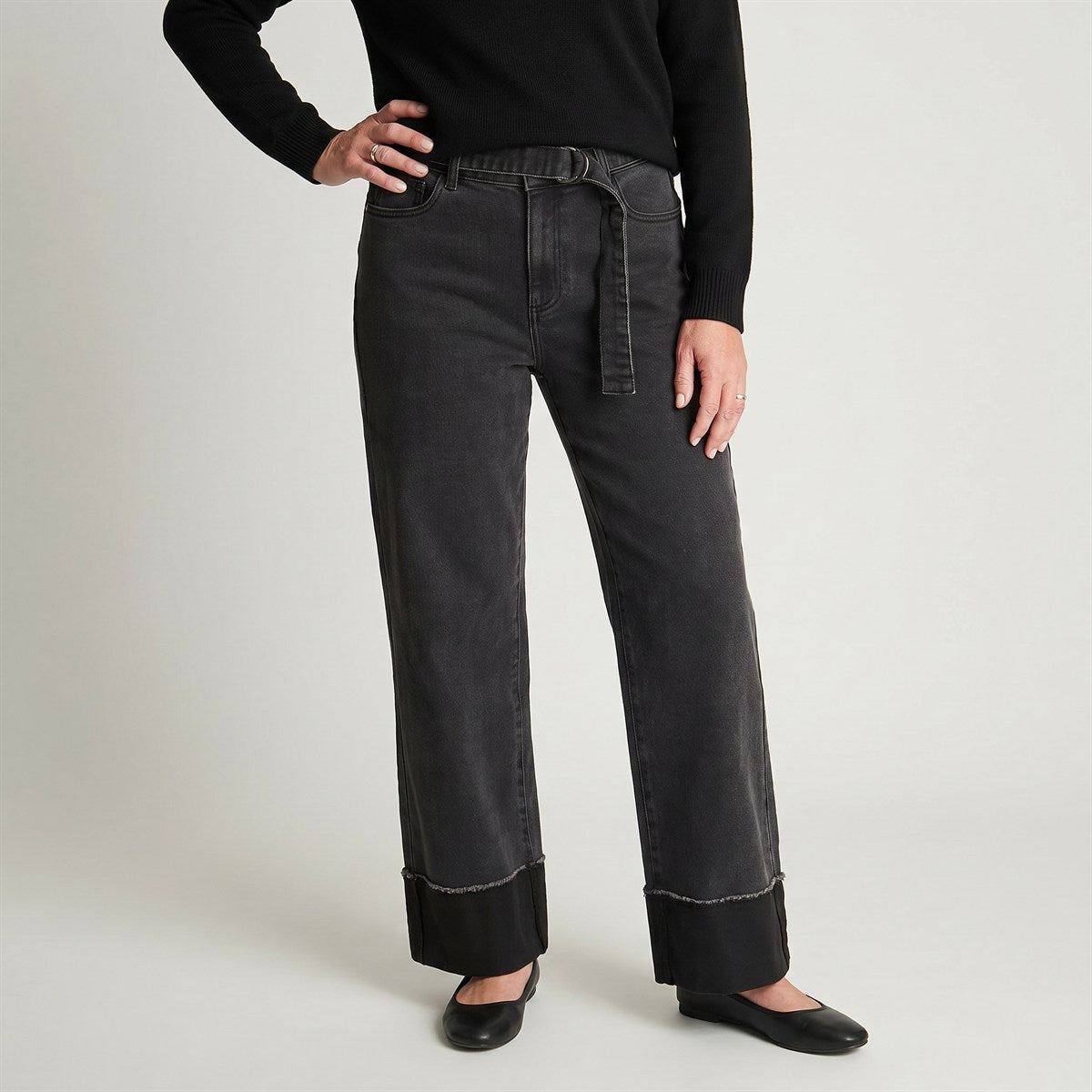 Pantalon Wide Leg Gris Oscuro en modelo adulta