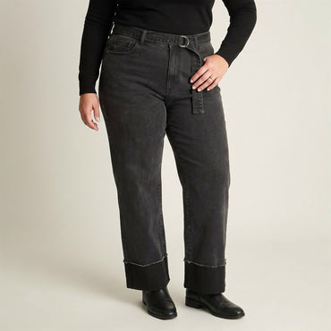 Pantalon Wide Leg Gris Oscuro en modelo plus size