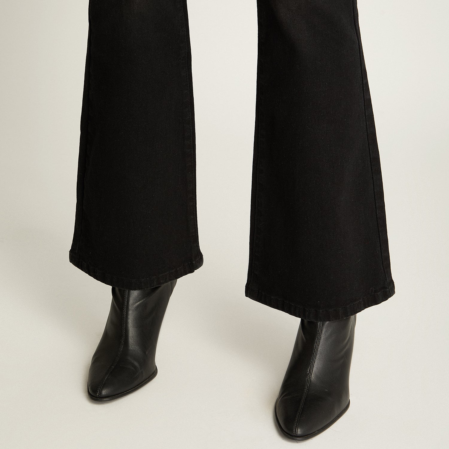 Jeans Flare 5 Bolsillos Negro