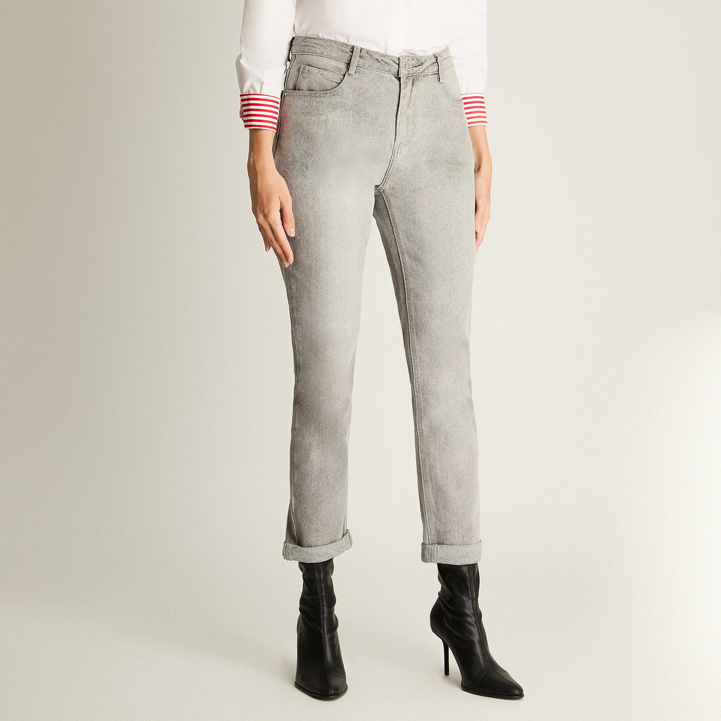 Jeans Mom Con Bastilla Doblada Gris
