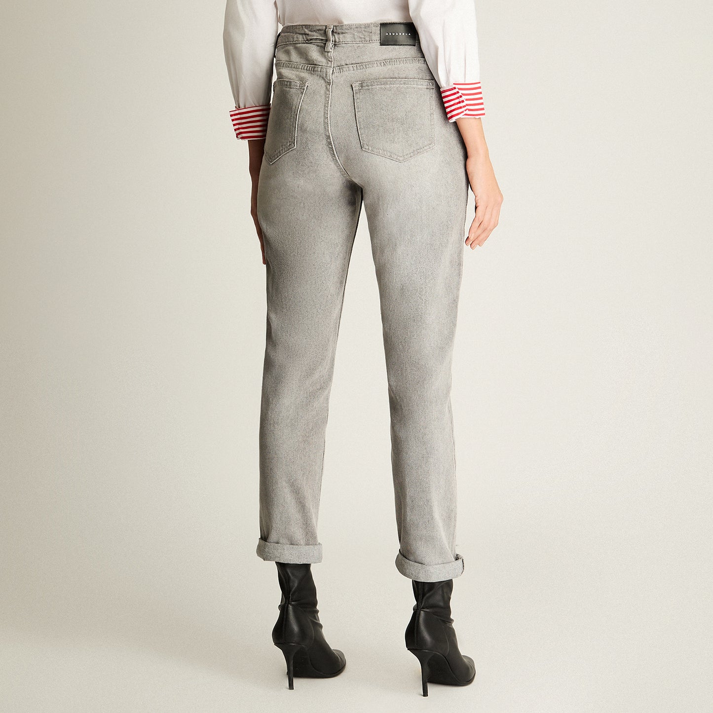 Jeans Mom Con Bastilla Doblada Gris