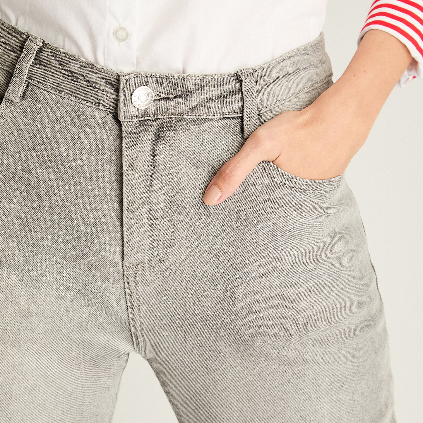 Jeans Mom Con Bastilla Doblada Gris