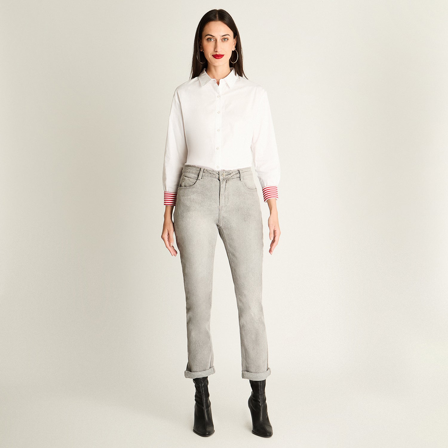 Jeans Mom Con Bastilla Doblada Gris