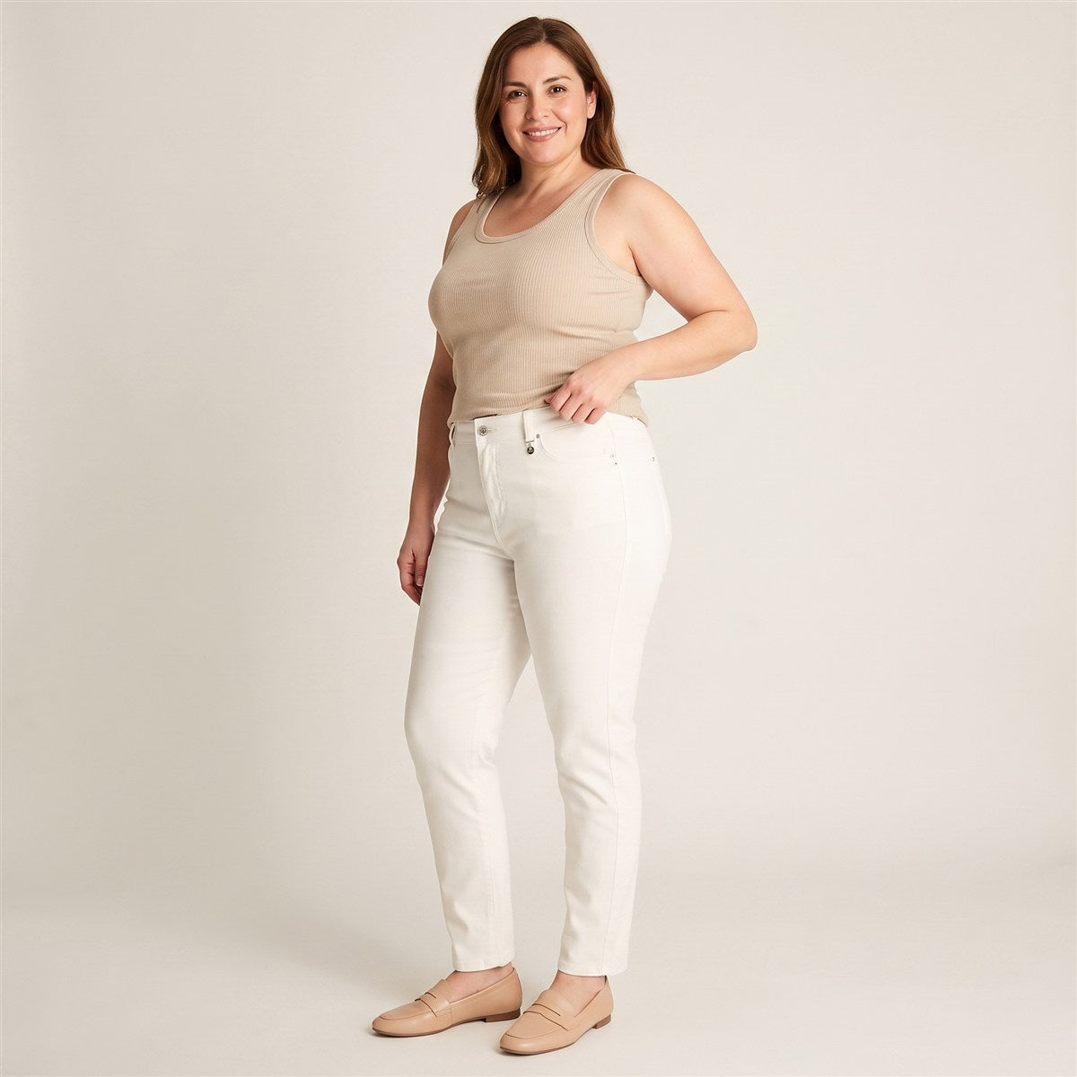 Jeans Crudo Fit Slim Tiro Medio en modelo plus size