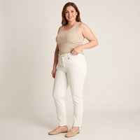 Jeans Crudo Fit Slim Tiro Medio en modelo plus size