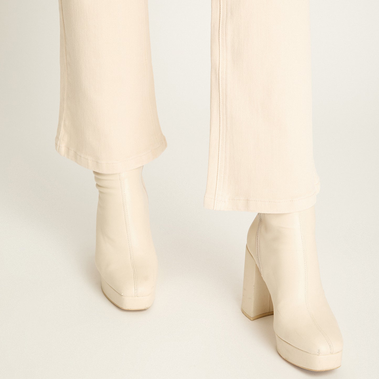 Jeans Beige Flare Elasticidad Media Calce Ajustado