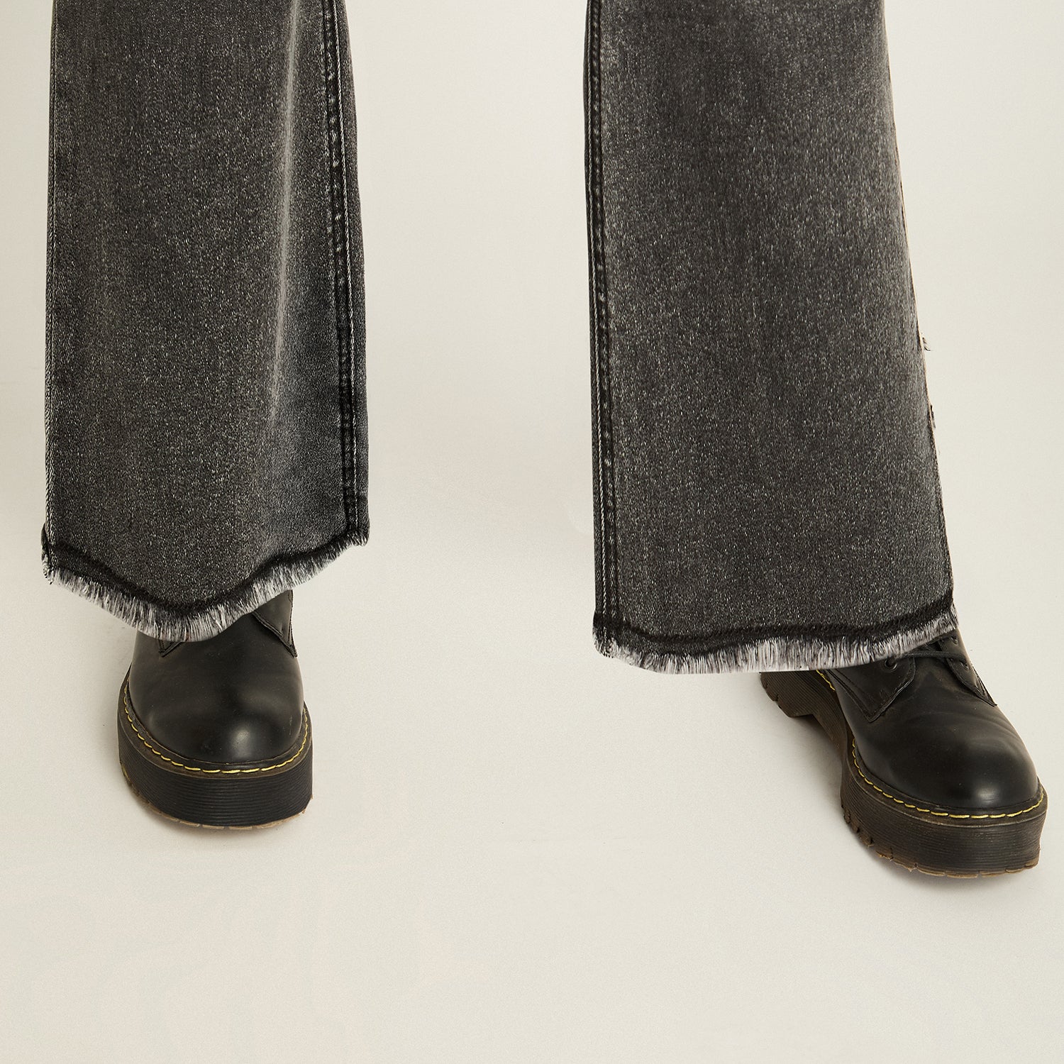 Jeans Gris Oscuro Recto Elasticidad Media Calce Ajustado