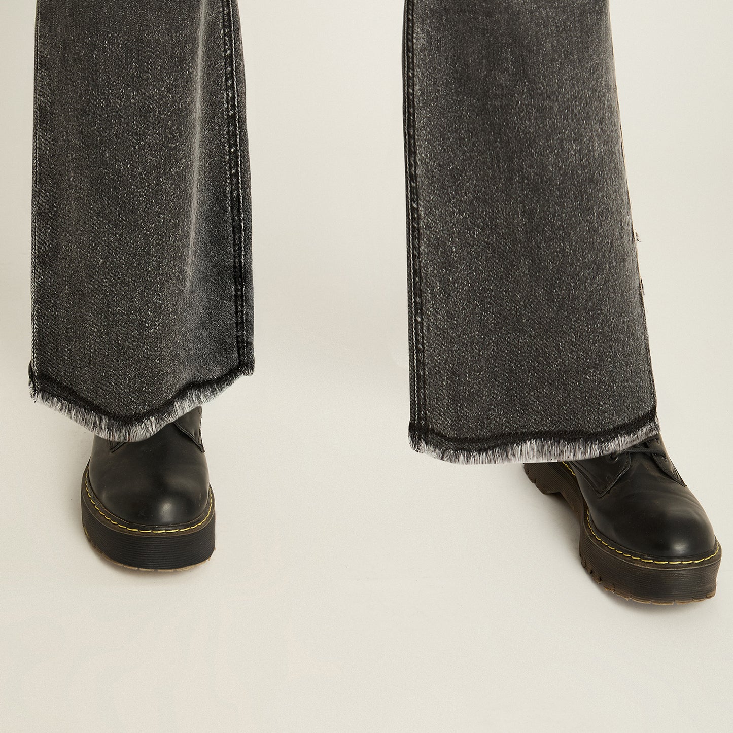 Jeans Gris Oscuro Recto Elasticidad Media Calce Ajustado
