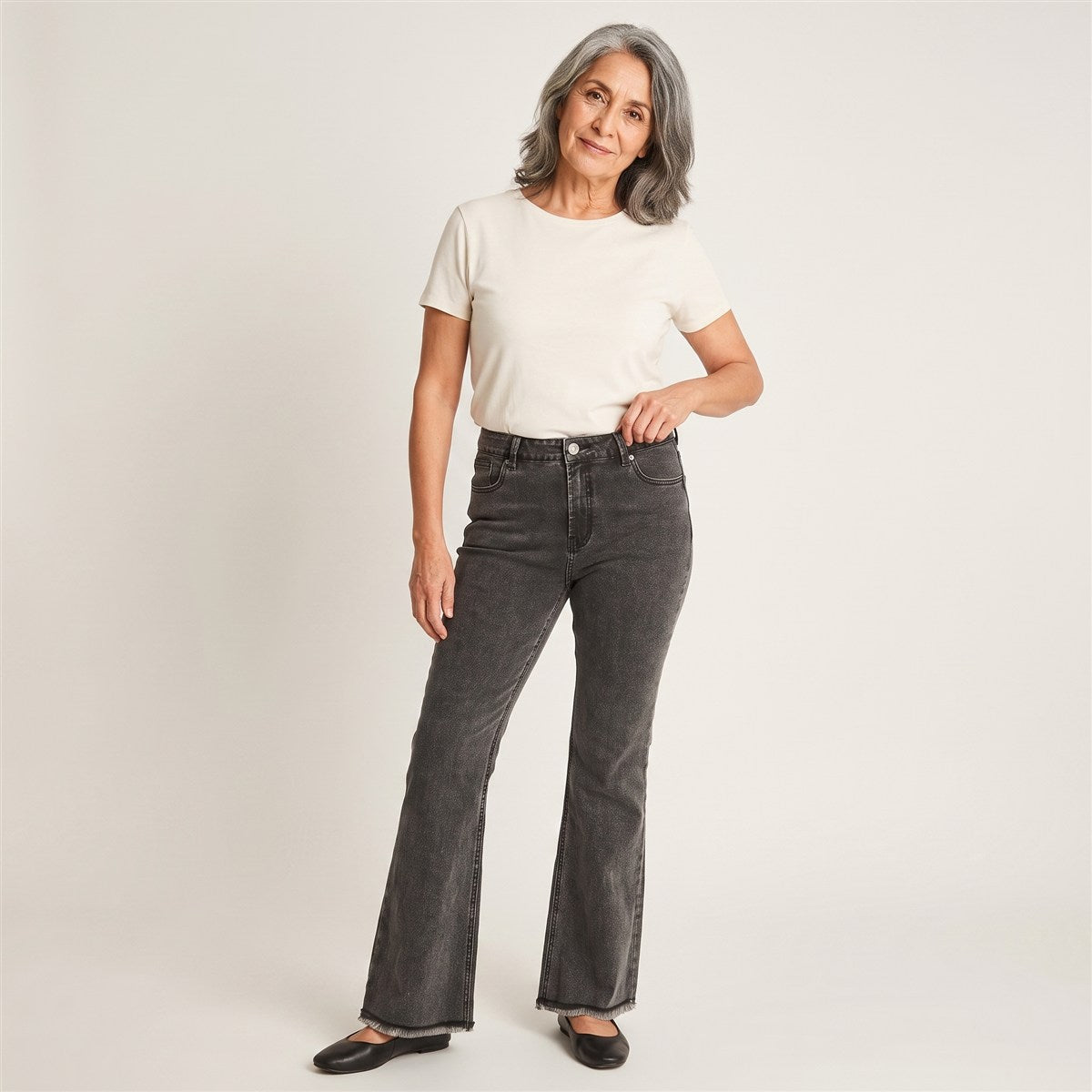 Jeans Gris Oscuro Flare en modelo adulta