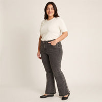 Jeans Gris Oscuro Flare en modelo plus size