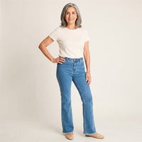 Jeans Azul Flare Tiro Medio en modelo adulta