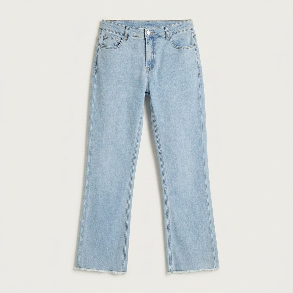 Jeans Celeste Corte Semi Flare en plano