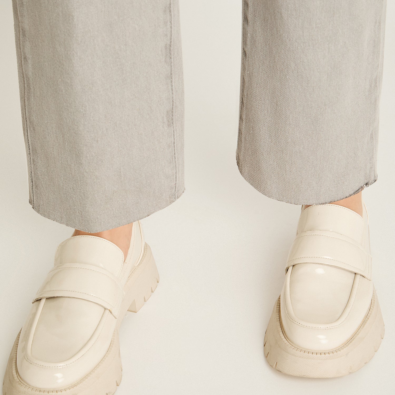 Jeans Gris Mom Con Ruedo