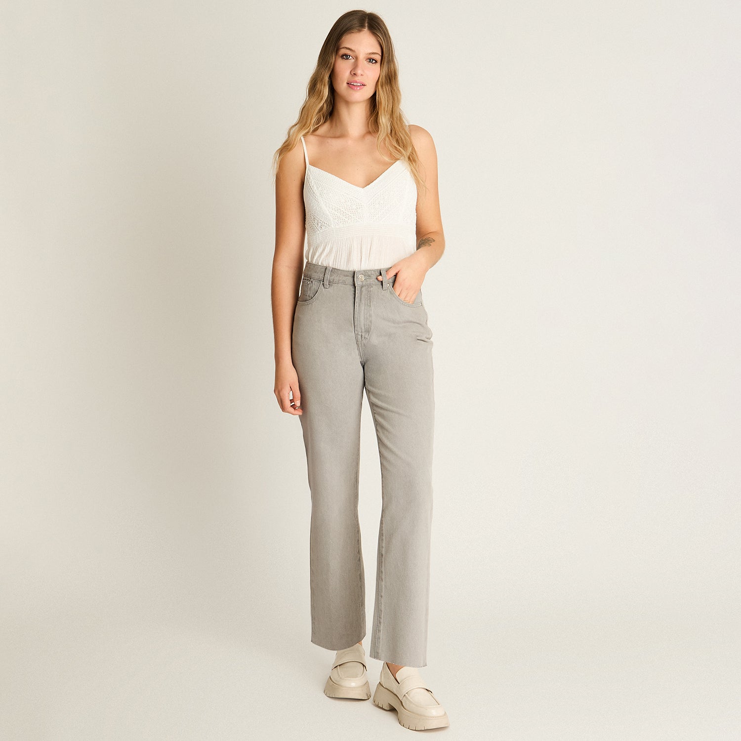 Jeans Gris Mom Con Ruedo