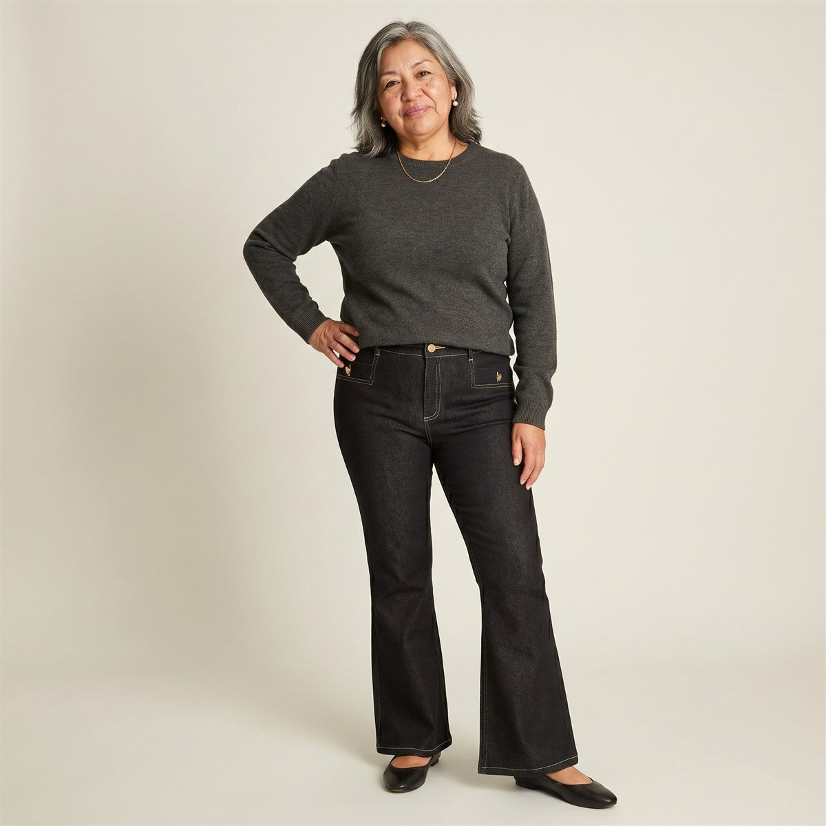 Jeans Dark Blue Flare con Aplicación de Botones en modelo adulta