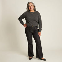 Jeans Dark Blue Flare con Aplicación de Botones en modelo adulta