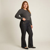 Jeans Dark Blue Flare con Aplicación de Botones en modelo plus size